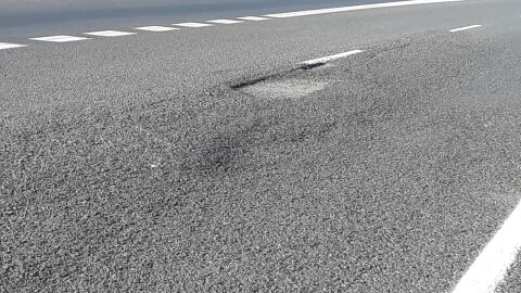 Buenas tardes: Adjunto fotografías de la salida 15 de la M-45 dirección Córdoba -> R-4. Estos baches y asfalto en mal estado llevan más de 4 años sin repararse y cada vez su profundidad y su estado va empeorando. Saludos,