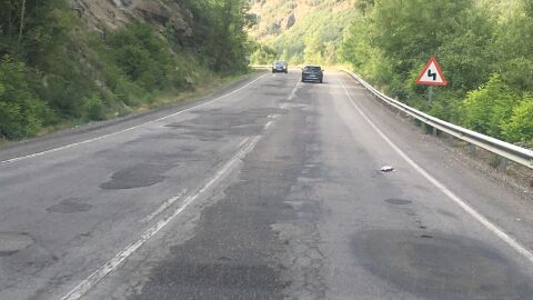 Pésimo estado de la calzada A-139 (kms 17 a 23) La carretera A-139 que va hasta Benasque desde Graus tiene un tramo de la calzada en pésimas condiciones desde hace años. En concreto, el tramo que va del km 17 al km 23. En este tramo el firme está lleno de baches y se producen múltiples reventones de ruedas, pinchazos y percances a lo largo del año. Cuando los boquetes son ya enormes, lo único que hacen es parchearlos, para volver a la misma situación anterior en los días posteriores. Es una vergüenza que las autoridades sabiendo el estado de la carretera en este tramo y la cantidad de percances que se producen en el mismo no se digne en pavimentarlo en condiciones.