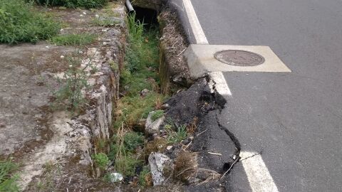 El lugar es el pueblo de Ferreiros del municipio de Boiro, provincia de La Coruña, por la que discurre la vía provincial CP 1104 (Boiro-Puente San Francisco). En el año 2006 se realizó una ampliación de la vía y desde entonces carecemos de arcenes en la mayor parte del tramo y sin aceras en todo el recorrido,por lo que tenemos que caminar por la misma vía sorteando el elevado tráfico de vehículos que por ella transcurre debido a una empresa establecida en la zona. Hice varios escritos al ayuntamiento de Boiro y a la Diputación Provincial de La Coruña pidiendo una solución al problema y no obtuve respuesta a ninguno de tales escritos, por lo que acudo a ustedes pidiéndoles encarecidamente me echen una mano si pueden para evitar accidentes (ya tuvimos varios percances sin consecuencias graves)en esta zona ya que vive gente muy mayor. Gracias de antemano, un saludo.