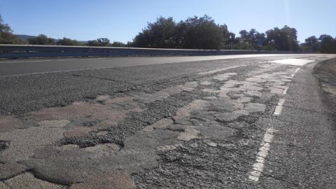 La N-433 Sevilla-Lisboa, con kilómetros de infarto con varios tramos de concentración de accidentes (por culpa del firme por supuesto) pero la solución que nos dan, no es otra que colocar dos radares de tramo, dejando la carretera en lamentable estado. 