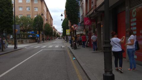 este semaforo, en la Avenida Schulz en el numero 180,con el cruce de la calle Ana Maria, esta oculto detras de un arbol y una señal de prohibido girar a la derecha, con muy poca visibilidad y para poder ver el estado del semaforo, tienes que invadir el carril contrario. Estaria bien quitar el arbol, la señal o cambiar la ubicacion del semaforo o poner uno mas grande.
