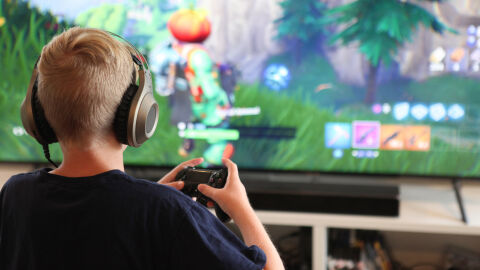 Un niño juega a Fortnite