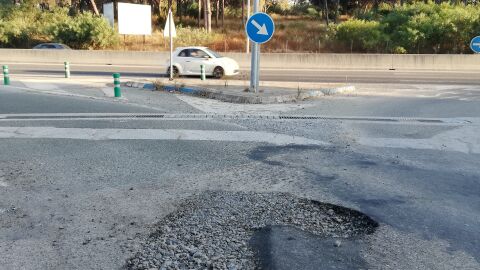 En Málaga, en la carretera nacional 340 dirección Marbella, justo pasando la salida de Las Chapas, en la siguiente salida (después de la gasolinera), hay un socavón tan grande que el que no lo sepa deja las ruedas allí mismo.