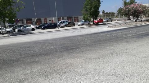 Este paso de peatone se encuentra en la carretera A-7054 mas concretamente en el ramar de entrada y salida a Mercamalaga donde a diario vario cientos de vehículos. (coches y camiones de gran tolenenelaje) pasan sin ni siquiera aminorar, aunque haya peatones en la carzada, a la vez no se ve, ya que esta muy deteriorado y no hay señales verticales que anuncien su presencia, y su falta de iluminación lo hacen aun más peligroso, teniendo en alguna ocasión que correr para evitar ser arrollados.