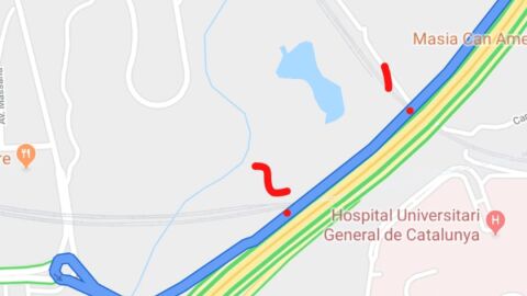 Nos encontramos varios socavones en la B-30 dirección Barcelona a Sabadell. El más peligroso esta justo antes de encontrarnos la salida de hospital general, hay un cambio de nivel muy brusco producido por la unión de la carretera con el puente. Dichos baches producen impactos fuertes contra la rueda frontal lateral derecha aunque vayas a la velocidad minima permitida en la vía.