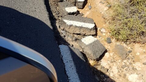 Mal estado de la carretera FV-430 a la altura de lo camino de Rosa del Taro (Triquivijate dirección Puerto del Rosario), Isla de Fuerteventura Carretera sin arcenes ni iluminación, sin pintar en muchas partes, y llena de socavones debido al desprendimiento del asfalto en los bordes. Cabe destacar que es una carretera de doble sentido en la que apenas caben dos coches, por lo que al cruzarte con otro vehículo debes aproximarte al borde, corriendo el riesgo de estropear la rueda (como fue mi caso).