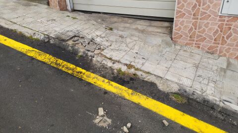 Calle La Sierra, La Orotava. Santa Cruz de Tenerife. No se puede caminar bien por la acera ni sacar los vehículos correctamente del garaje. 