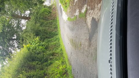 Carretera aldea Vixou de Abaixo, Xavestre, Trazo, A Coruña. Asi de mal estado y mal asfaltada esta la carretera de entrada a la citada aldea, llena de baches y piedras que es propiedad del ayuntamiento de Trazo y no la arreglan
