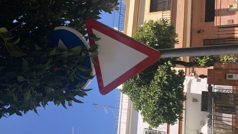 Señal no visible Hay una señal de tráfico en la calle cristo del perdón (sevilla 41007), que no es visible para los conductores. Y he visto a veces que giran para el lado equivocado porque esa señal no se ve.