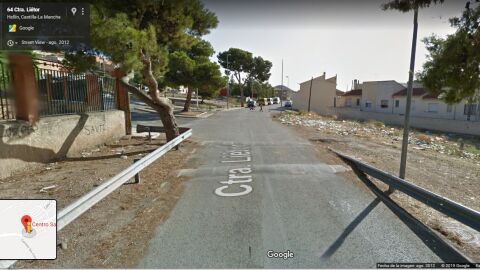 En la entrada de Hellin por la carretera de Lietor, hay dos reductores de velocidad separados por un par de metros. No hay indicacion al llegar, y a determinadas horas se encuentran a la sombra de unos arboles, por lo que es imposible distinguirlos. Ayer circulando en moto tuve una caida provocada por dichos badenes. Es muy peligroso que se encuentrn tan cercanos. No dispongo de imagenes tomadas por mi, pero se pueden ver en Google Maps. La localizacion es "Carretera de Lietor, 64"