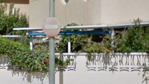 En Playa Canet de Berenguer. El acceso de Mariano Benlliure hacia Jose Segrelles está prohibido y la señal está totalmente descolorida, escondida que no se ve. La deben de cambiar y colocar otra en la isleta central, para que no haya dudas. Ya que un día va a ver un accidente.