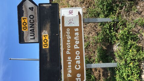 Adjunto fotografías de varias señales de tráfico situadas todas ellas en Bañugues (Gozon) Asturias. Dirección: Intersección calle: aldea la Quintana con Lugar el monte. Pd: sólo deja adjuntar un archivo, pero son todas las señales de la ubicación comentada con anterioridad, añadiendo también las existentes dirección el pueblo. Ademas de una señal de STOP en dicha intersección que no se visualiza con claridad debido a que está incrustada en la maleza. Gracias 