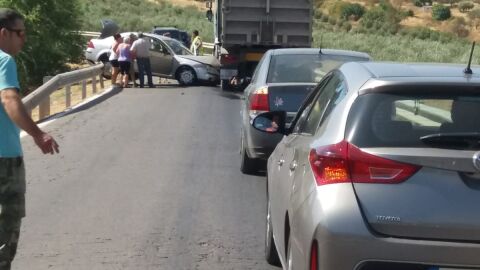 Buenos días, la carretera A-6203, en el tramo que va desde el cruce de Castellar de Santisteban (Jaén) hacia Aldeahermosa (jaén), es pésimo el estado; es el único tramo que aún no se ha arreglado, siendo esta de doble sentido, estrecha y con muchísimas curvas peligrosas. Raro es cuando no hay accidentes. un ejemplo, la foto que se adjunta.