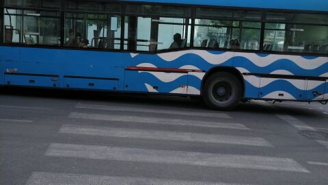 En la plaza de las Angustias en Jerez, tenemos un paso de cebra ubicado en el centro de una amplia parada de autobuses, con acumulaciones ocasiones de más de dos vehiculos estacionados, a veces en paradas prolongadas por ser para de descanso. Al estar el paso de cebra en el centro, frecuentemente se encuentra invadido por los autobuses imposibilitando su uso. En otras ocasiones entre dos vehiculos se deja un pasillo angosto para cruzar la calzada, debiendose hacer en esos casos por delante de un vehiculo, cuyo conductor no se tiene certeza de que nos vea, y accediendo posteriormente, sin visibilidad a una calzada con doble sentido de circulación: lo que genera una gran inseguridad, haciendonos desistir del uso del paso de cebra, por razones de seguridad. En las inmediaciones existe un Centro de Día y el paso de cebra es el único existente para acceder a los contenedores de basura para las viviendas colindantes, muchas de ellas ocupadas por personas de avanzada edad.