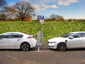 Coches el&eacute;ctricos en una estaci&oacute;n de carga