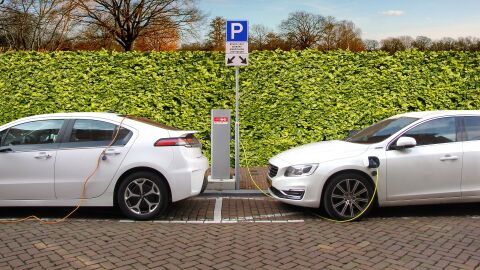 Coches eléctricos en una estación de carga Coches eléctricos en una estación de carga