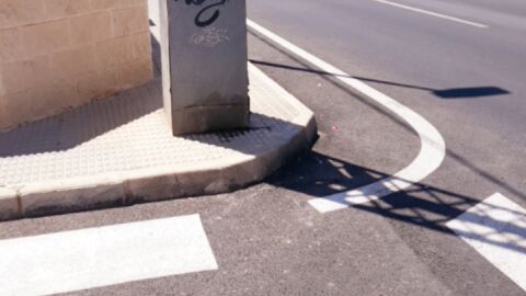 Esta torre eléctrica se encuentra ubicada entre el cruce de la calle Almirante Mendizábal Cortázar y calle Ayudante Antonio Carrillo, de la localidad de San Pedro del Pinatar (Murcia). Los vehiculos que circulan por calle Ayudante Antonio Carrillo se aproximan al STOP de dicho cruce y por el margen izquierdo de los conductores tienen visibilidad nula para continuar la marcha con seguridad debido a la existencia de esta torre eléctrica, por lo que tienen que iniciar la marcha lentamente para poder obtener buena visibilidad. Ello conlleva mientras se inicia la marcha, tener que invadir parte de la otra calzada poniendo en peligro tanto nuestra seguridad como a los conductores que circulan por nuestro margen izquierdo y que no conseguimos ver, hasta que se encuentran muy proximos a nosotros.