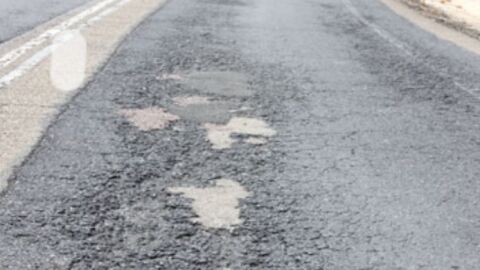 Lamentable estado de la carretera en ambos sentidos. Durante años se han limitado a ir poniendo parches. No solo pone en peligro a los conductores sino que los coches también sufren sus consecuencias