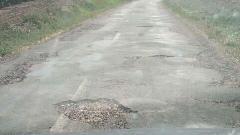 La carretera LR 300 12 en La Rioja entre las localidades de Foncea y galbarruli está completamente de socavones y defectos de asfalto haciendo monticulos