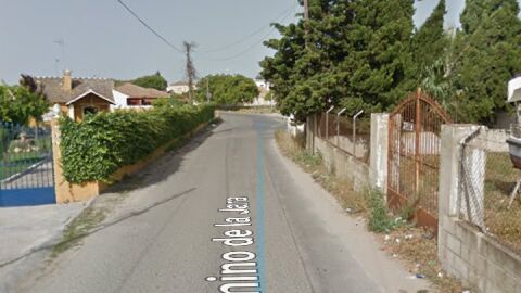 Decir que el asfalto lo arreglaron p(lo agradezco) lo que hace es empeorar el problema. Vas bajando una cuesta y nada te indica que te vas a encontrar con un cruce con una avenida de 4 carriles. Por supuesto ellos tampoco te ven. Llevo pidiendo meses señales y badenes esta carretera tiene muchísimo tráfico y es el único tramo de la zona sin badenes, así que los vehículos corren mucho incluso hay carreras. Es en el camino de la Jara (Sanlúcar de Barrameda, Cádiz) ni señales, ni arcén, ni luz, ni seguridad vial alguna, tenemos hasta pasos de peatones a la nada. Un camino muy transitado por vehículos y por peatones (a pesar del peligro) En la foto que os envío podéis ver que nada no indica el cruce que tenemos encima, ver en Google Maps la ausencia de señales o yo os puedo enviar mas fotos y planos. Es un cruce mortal.