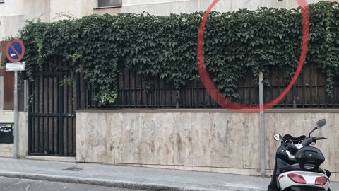 Señal de aparcamiento oculta en la calle Alfonso Rodriguez Santamaria 25 Madrid