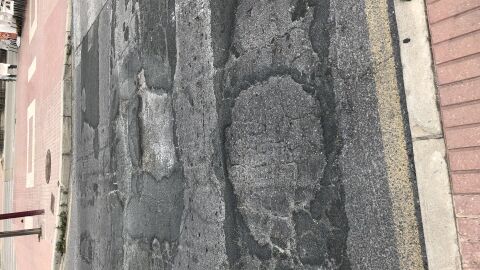 A lo largo de la Av Mariners de la Vila Joiosa se encuentran una cantidad de pozos que hacen que la circulación en coche se vea afectada y peligrosa al intentar los conductores esquivarlos ya que se encuentran en mitad de la via, en el paso de cebra es donde la avenida se ve más estropeada Av Mariners de la Vila Joiosa en La cala de Vila Joiosa c.p: 03570