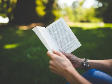 Mujer leyendo en un parque