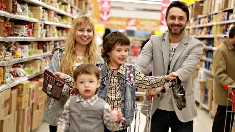 Familia haciendo la compra Familia haciendo la compra
