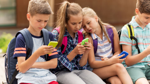 Menores enganchados al móvil