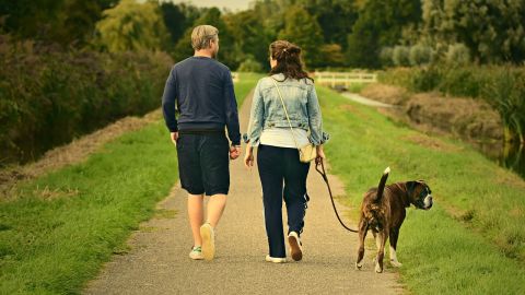 Pareja paseando en un entorno rural