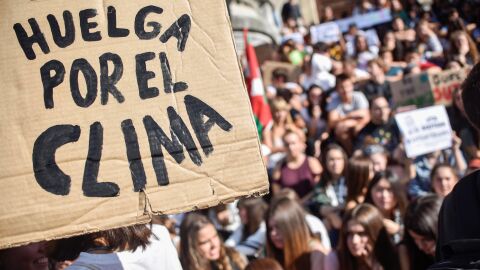 Cientos de personas participan este viernes en una concentración convocada en Bilbao por diversos colectivos sociales con motivo de la "Huelga Mundial por el Clima" Cientos de personas participan este viernes en una concentración convocada en Bilbao por diversos colectivos sociales con motivo de la "Huelga Mundial por el Clima"