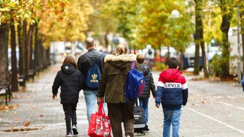 Varios ni&ntilde;os se dirigen al colegio en Vitoria