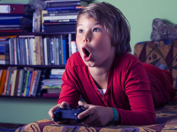 Menor fascinado con un videojuego