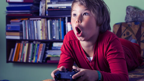 Menor fascinado con un videojuego