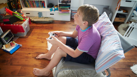 Menor juagando online Menor juagando online