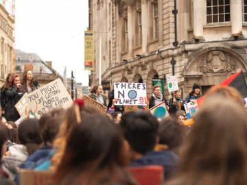 menores protestando contra el cambio climático