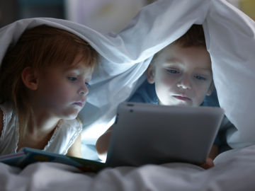 Ni&ntilde;os frente a pantallas 
