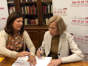 Mar Espa&ntilde;a y Silvia Moroder durante la firma 