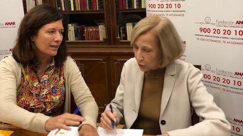 Mar España y Silvia Moroder durante la firma 