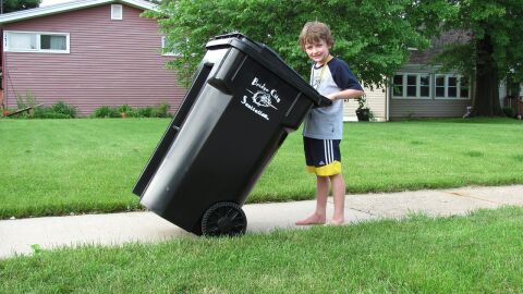 Niño reciclando