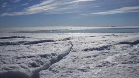Imagen de un dron muestra la fragilidad de la capa de hielo de Groenlandia