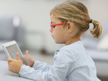 Menores ante las pantallas Menores ante las pantallas