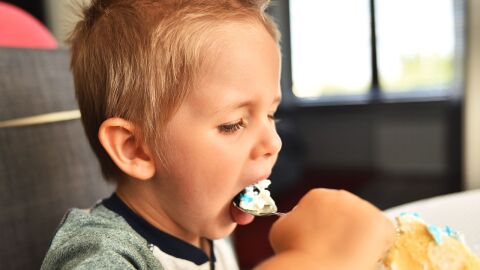 Niño comiendo Niño comiendo