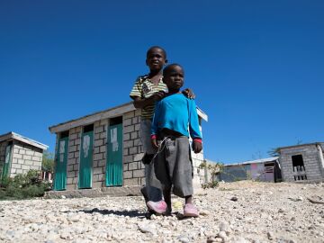 Dos niños en el campamento de refugiados Corail, para desplazados por el terremoto, en Croix Des Buquets, Puerto Príncipe (Haití)
