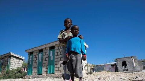 Dos niños en el campamento de refugiados Corail, para desplazados por el terremoto, en Croix Des Buquets, Puerto Príncipe (Haití) Dos niños en el campamento de refugiados Corail, para desplazados por el terremoto, en Croix Des Buquets, Puerto Príncipe (Haití)