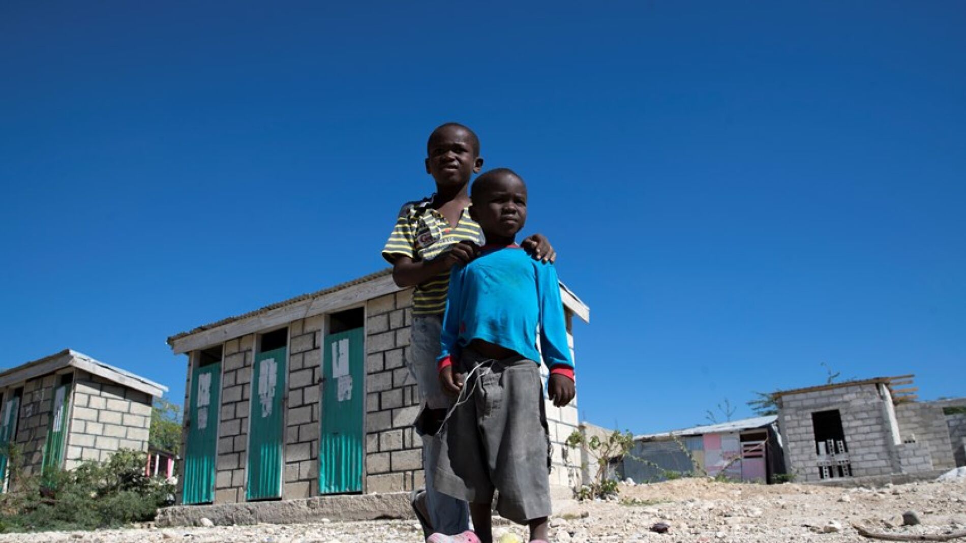Dos niños en el campamento de refugiados Corail, para desplazados por el terremoto, en Croix Des Buquets, Puerto Príncipe (Haití)