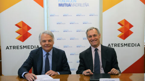 Ignacio Garralda (izquierda), presidente del Grupo Mutua Madrile&ntilde;a y de su Fundaci&oacute;n, y Silvio Gonz&aacute;lez, consejero delegado de Atresmedia, han ratificado este lunes el compromiso de ambas compa&ntilde;&iacute;as para combatir la violencia de g&eacute;nero 