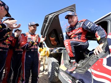 Carlos Sainz se baja del coche tras ganar el Dakar 2020 Carlos Sainz se baja del coche tras ganar el Dakar 2020