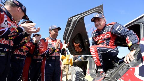 Carlos Sainz se baja del coche tras ganar el Dakar 2020