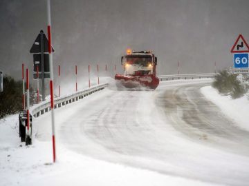 Imagen de una m&aacute;quina quitanieves en la carretera